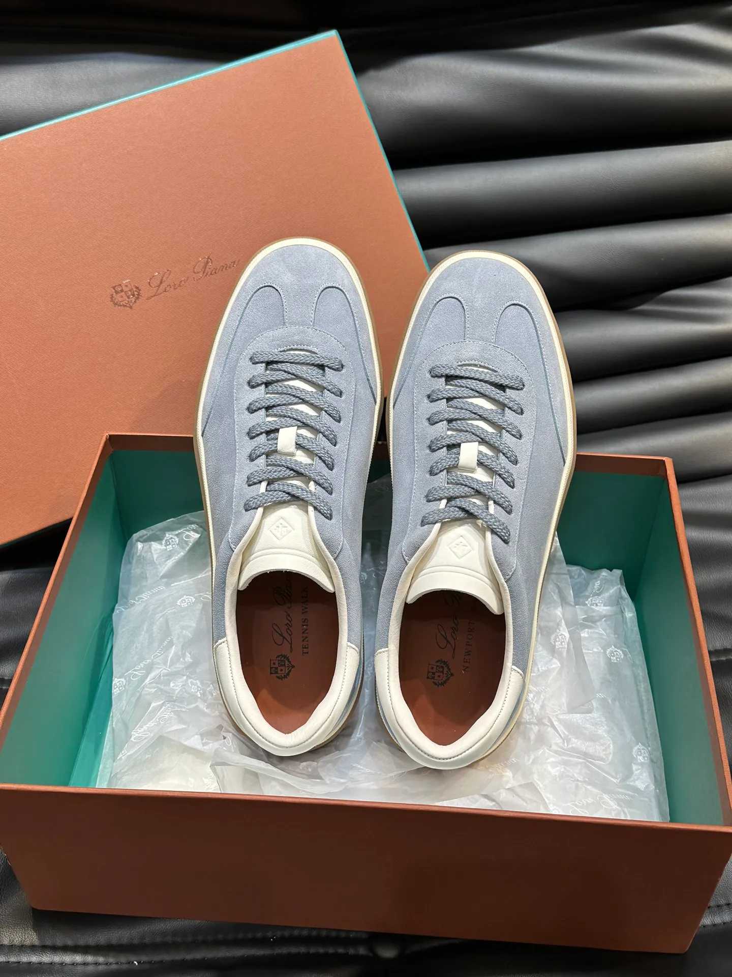 p420 Men's Shoes New 🆕Lp Old Money Style Men's Low-top Casual Tennis Shoes Loro Piana's high-end series has launched sports shoe styles made of soft cowhide. The breathable properties and flexible texture of natural materials make the sneakers both functional and comfortable. The high-quality metal-free tanning and tumble process highlights the natural texture of the leather, while the camel-colored sole and white rubber trim create a double-layer sole effect, making it an everyday shoe that can easily create a lazy and casual style! Size: 39-44 (45, 46 customized